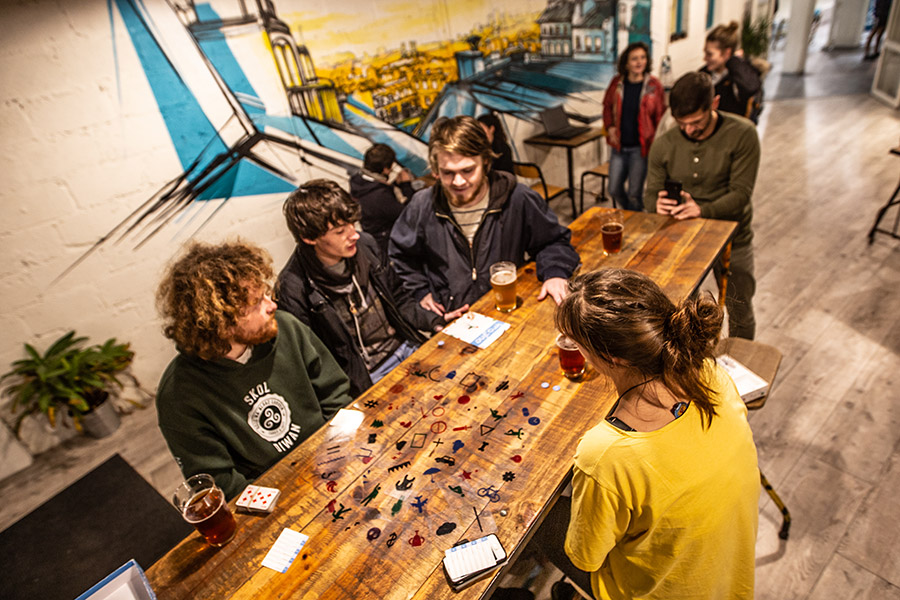 Se détendre autour d'un verre après une séance d'escalade de bloc